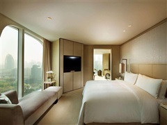 Executive Suite with king bed - Access to the executive lounge
